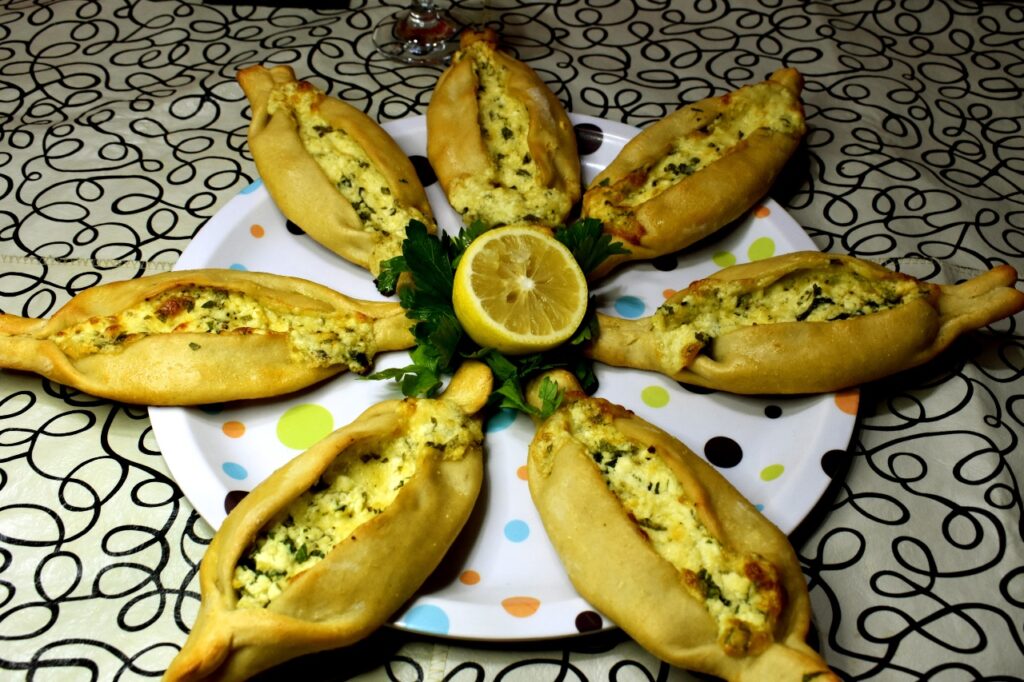 empanadas árabes de queso, fatayer de queso, empanadas de queso árabes